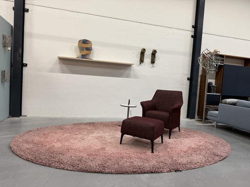 Leolux Mayuro Fauteuil avec pouf tissu Mondo Viola