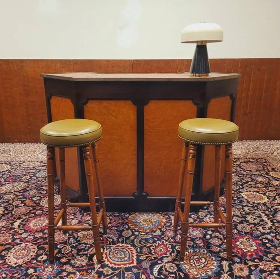 English Chesterfield mahogany bar fully upholstered in leather, Barstools (photo 3 of 22)