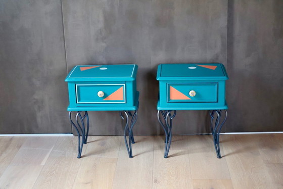 Image 1 of Memphis Twins – comodini postmoderni nei colori verde acqua e arancione toscano.
