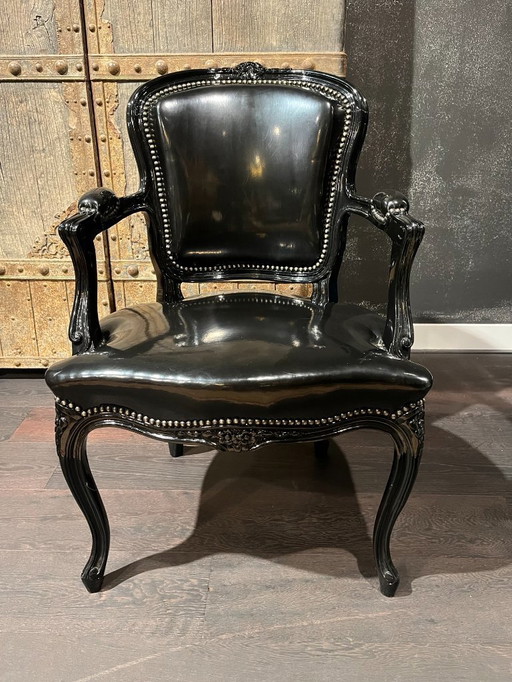 1x Black leather-look chair