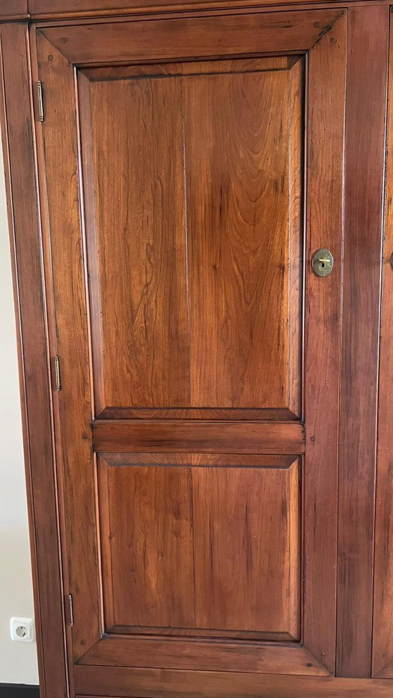 Image 1 of Stilvoller antiker Provence-Kirschholz-Porzellanschrank – Neuwertig