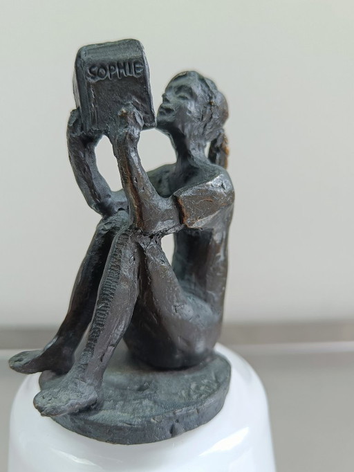Une fille qui lit des sculptures - Corry Ammerlaan - van Niekerk.