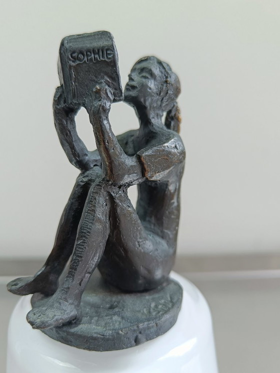 Image 1 of Una scultura che legge la ragazza - Corry Ammerlaan - van Niekerk.