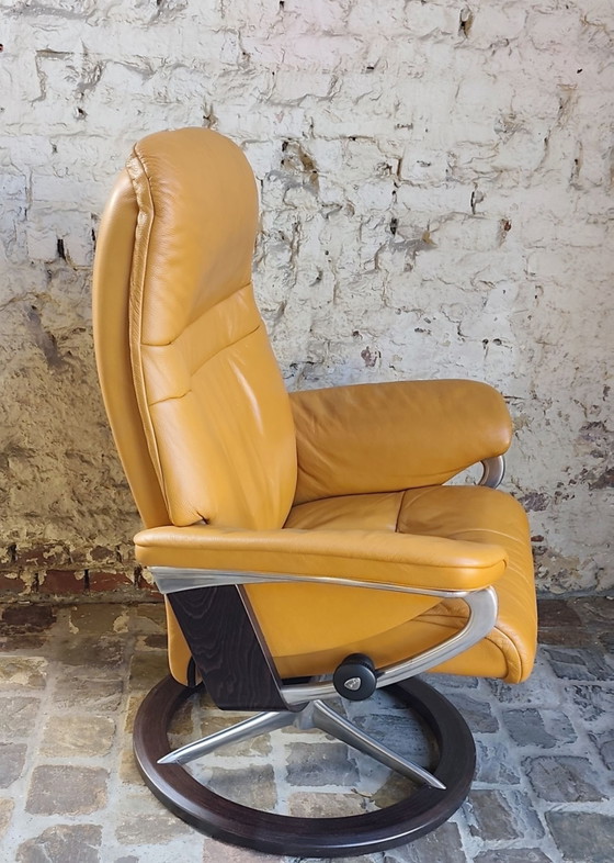 Poltrona relax in pelle Stressless M view Signature + Poggiapiedi Mayfair, Poltrone, Alluminio, Legno, Beige (foto 3 di 10)
