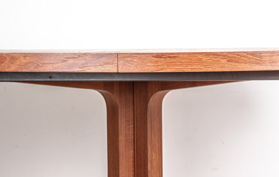 Image 1 of Zeer grote Deense teakhouten eettafel, ovaal en uitschuifbaar, met centrale voet, model HM 55, John Mortensen Dyrlund.