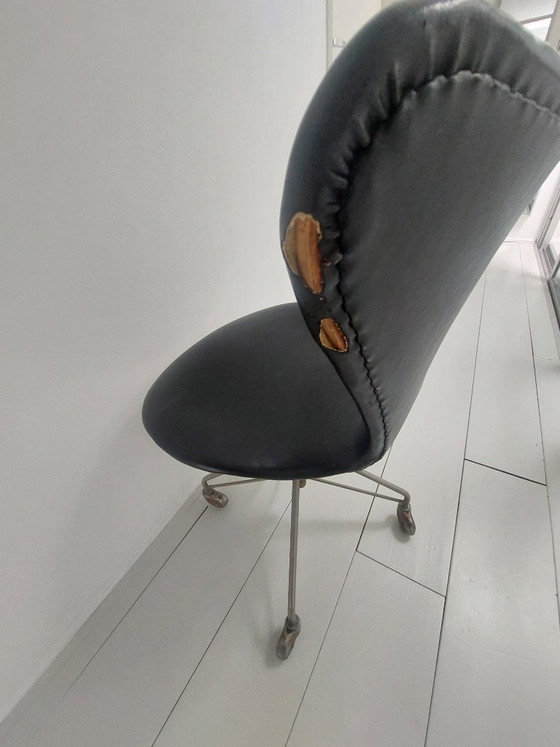 Sedia da ufficio Arne Jacobsen Series 7, nera, Fritz Hansen, Sedie da ufficio, Pelle, Metallo, Nero (foto 5 di 7)