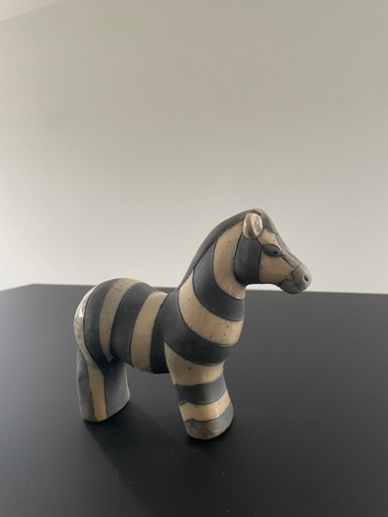 Image 1 of Estatua de cebra de cerámica raku – diseño artesanal