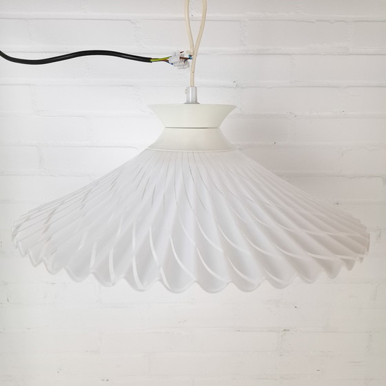 Image 1 of Lampada a sospensione vintage a forma di cappello da strega in acrilico, risalente agli anni '70.