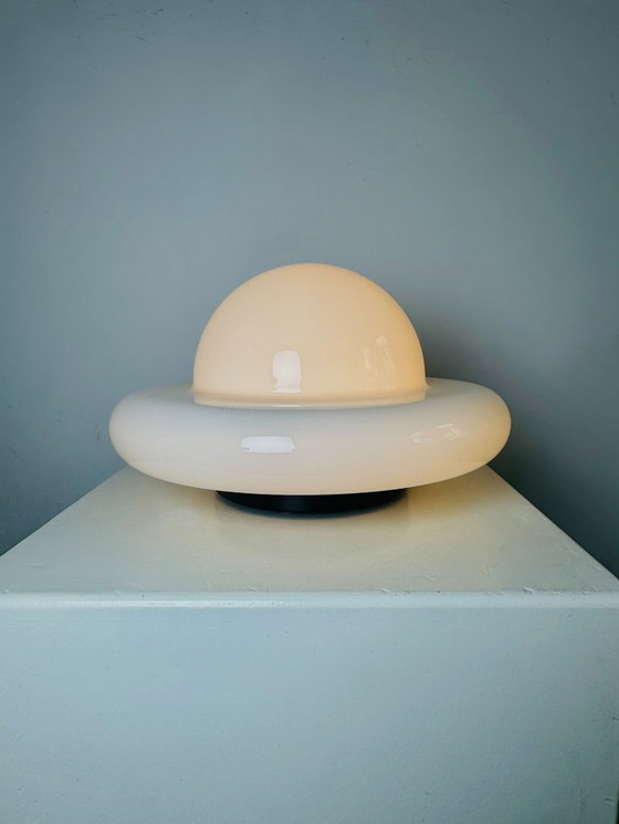 Sculptural UFO Space Age table lamp in opal glass, Italy, 1970s (photo 3 of 7)