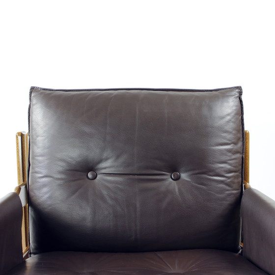 Image 1 of Bruine leren en walnoten lounge stoelen van TON, Tsjecho-Slowakije, set van 2