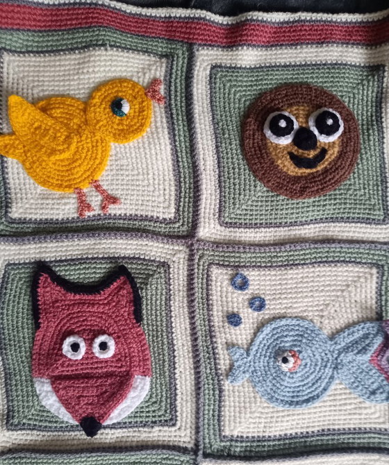 Image 1 of Handgemaakte Gehaakte Dieren Deken 16 vierkantjes