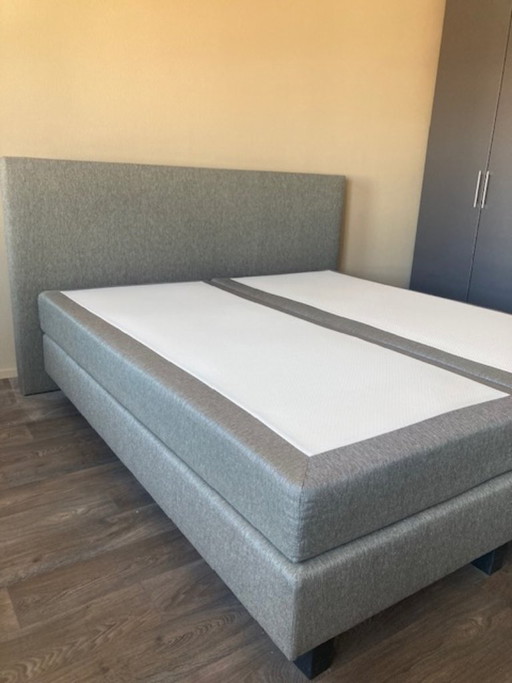 Kingsize bed met hoofdboord: tijdloos ontwerp en ultiem slaap comfort.