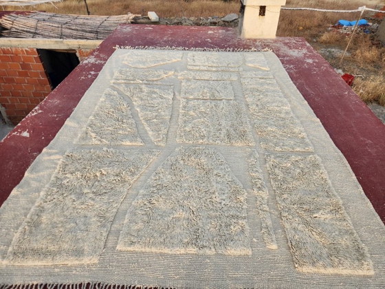 Image 1 of Grande tappeto marocchino Beni Ourain 350 x 250 cm – Tappeto berbero in lana tessuto a mano nei colori avorio e grigio
