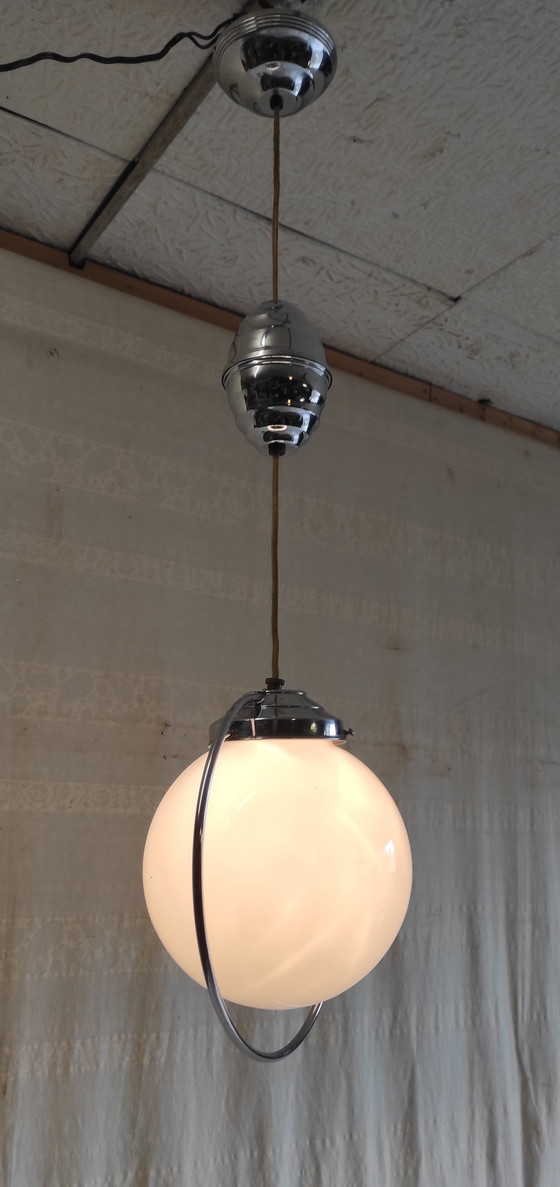 Image 1 of Lampada a sospensione in stile Art Déco in metallo cromato con globo in vetro opalino - metà del XX secolo
