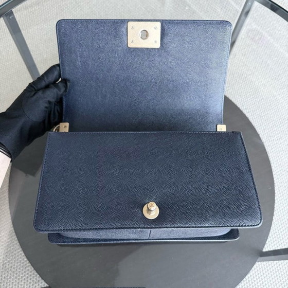 Image 1 of Chanel Boy Medium - Caviar 25CM Gewatteerd Donkerblauw Goudkleurige Hardware Serie 25