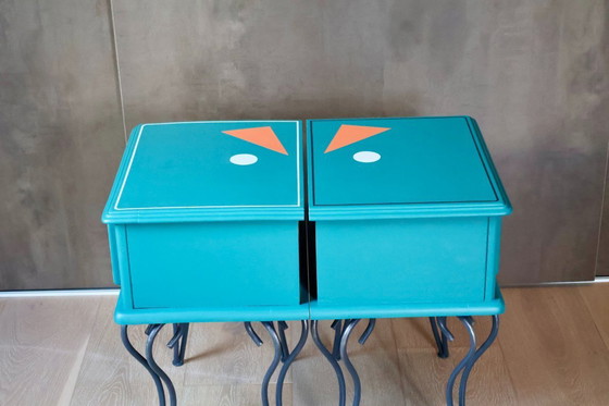 Image 1 of Memphis Twins – comodini postmoderni nei colori verde acqua e arancione toscano.