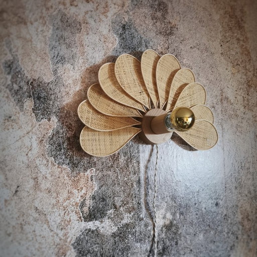 Wall light, Peacock model, 11 petals in rattan and linen (customizable shade)