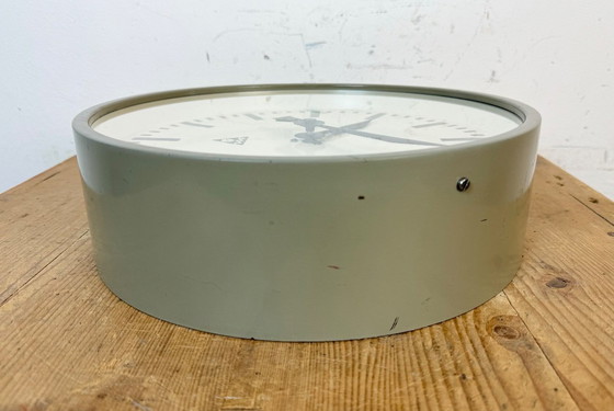 Image 1 of Grijze industriële fabriekswandklok van Pragotron, jaren 60