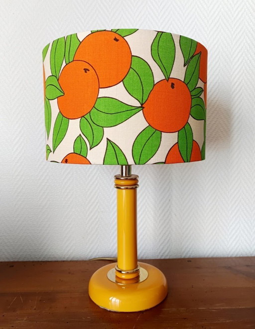 Gelbe Keramiklampe und orangefarbene Vintage-Lampenschirme