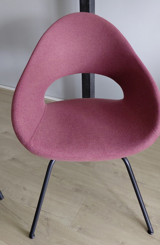 Like new original Artifort Shake chair in color Ruby 592