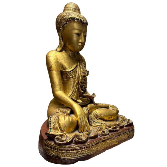 Antigua Estatua de Buda Mandalay Birmana – Madera Dorada con Mosaico de Vidrio – Bhumisparsha Mudra – c. (photo 3 of 10)