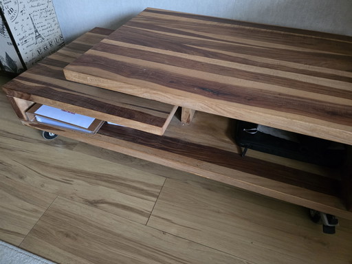 Magnifique table basse à roulettes en bois de sheesham de la marque Xooon.