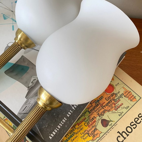 Image 1 of Coppia di applique da parete in stile torcia in ottone, vetro bianco e rosette di montaggio in porcellana