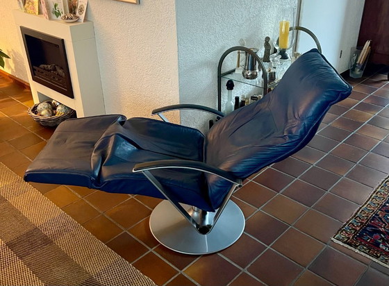Image 1 of Design Relaxfauteuil De Toekomst – Modern Classic – RVS & Nachtblauw Leer – Als nieuw