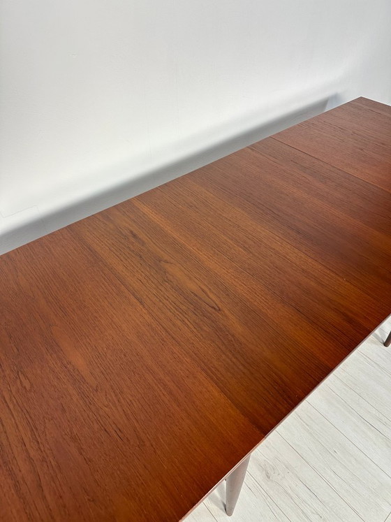 Image 1 of Uitschuifbare eettafel van Deens teakhout uit de jaren 60 – Grote minimalistische tafel in mid-century stijl met verlengstukken