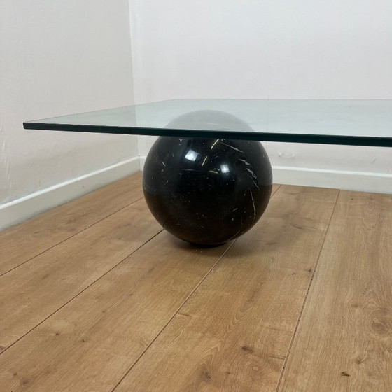 Image 1 of Mesa de centro de cristal curvado y esfera de mármol negro, Giorgio Cattelan para Cattelan, 1980
