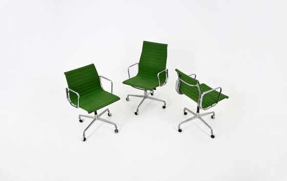 Sedie da ufficio di Charles & Ray Eames per Herman Miller, anni '70, set di 3, Tessile, Alluminio, Verde (foto 2 di 11)