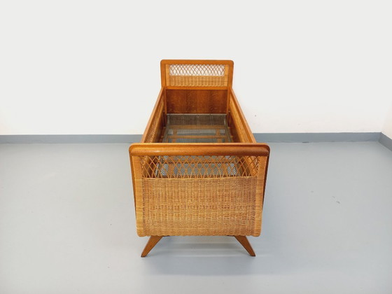 Image 1 of Lit bébé vintage en bois de chêne et rotin des années 60