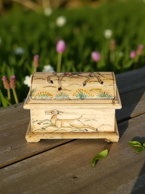 Kleine antike Schachtel aus geschnitztem Knochen