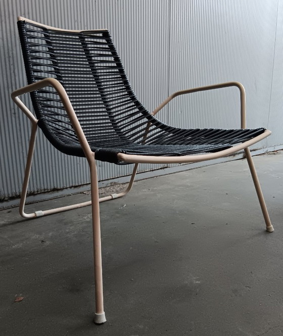 Image 1 of Poltrone vintage Spaghetti Lounge, in vimini nero con struttura in metallo bianco