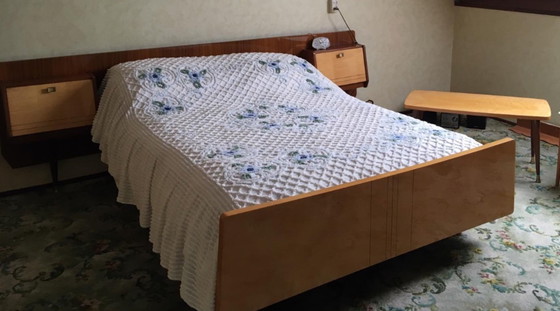 Image 1 of Letto d'epoca con armadio, toletta e tavolino