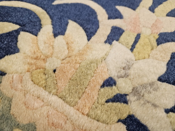 Image 1 of Handgeknüpfter orientalischer Aubusson-Teppich aus Wolle mit blauem Blumenmuster, 307 x 430 cm