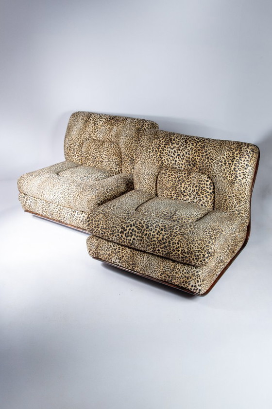 Image 1 of Sedie italiane con struttura in legno e tessuto leopardato, Italia anni '80 (2 disponibili)