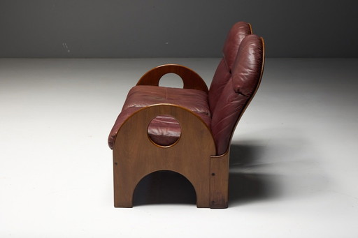 Arcata-Zweisitzer-Sofa von Gae Aulenti aus Walnussholz und burgunderrotem Leder, Italien, 1968
