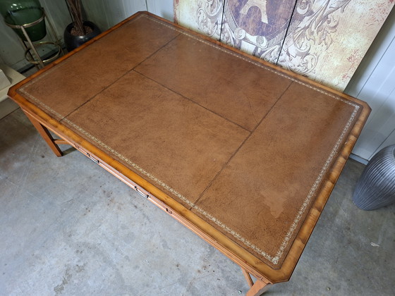Image 1 of Klassieke grote chesterfield salon tafel, met lederen inleg, lichte gebruikssporen  afm. 150x100cm en 56cm hoog.
