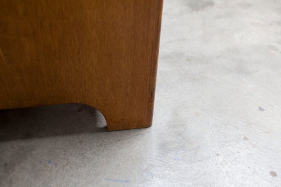 Image 1 of Armoire 1950 Mid-Century-Modern chêne en frisage 2 portes, 2 tiroirs, 4 étagères, 30cm de penderie et miroir 54x18cm