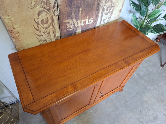 Image 1 of Comò classico inglese, credenza, console a muro con leggeri segni d'uso, dimensioni 123x52 cm e altezza 90 cm.
