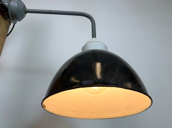 Image 1 of Industriële fabriekswandlamp met zwarte emaille kap, jaren 60