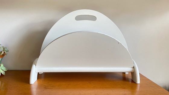 Image 1 of Elégant et Rare Porte-Revues en Bois Géométrique Blanc des Années 80. 1 pièce Chic et de Caractère qui va vite trouver sa place 