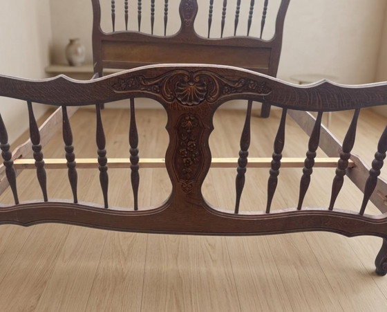 Image 1 of Vintage houten bedframe met houtsnijwerk, sierlijk hoofd- en voetbord, eerste helft 20e eeuw