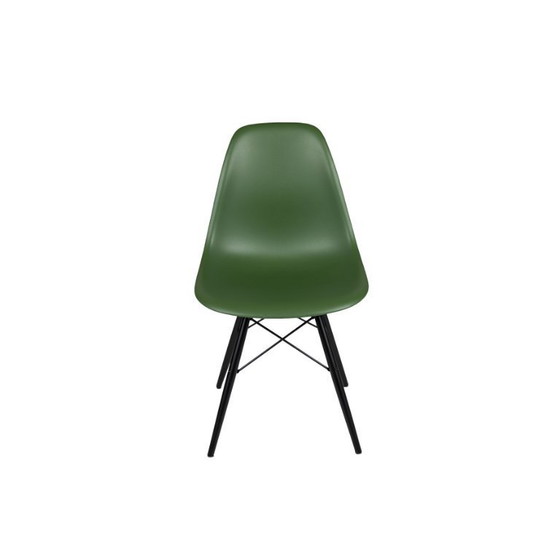 Image 1 of Vitra Eames Plastic Side Chair, esdoorn zwart/groen