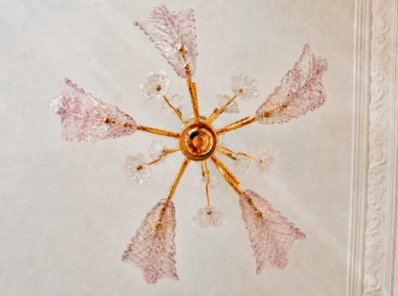 Image 1 of Lustre vintage en verre de Murano, plafonnier en verre rose à motif de feuilles et de fleurs, lustre italien en métal doré, anné