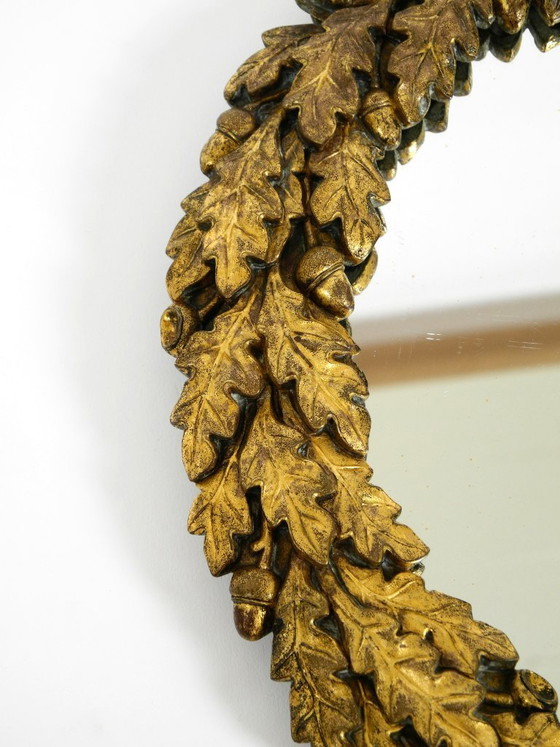 Image 1 of Precioso espejo de pared pequeño francés de mediados de siglo con un marco de latón ornamentado.
