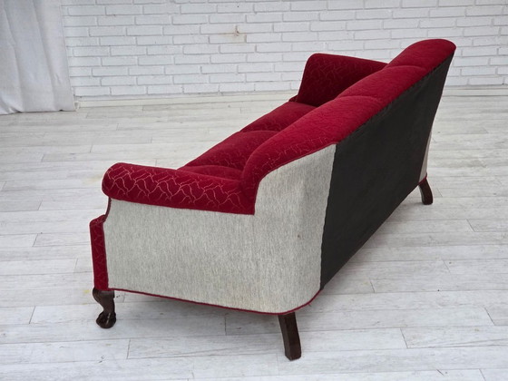 Image 1 of Dänisches 3-Sitzer-Sofa aus den 1950er Jahren, roter und hellgrauer Möbelwollbezug, geschnitztes Eichenholz.