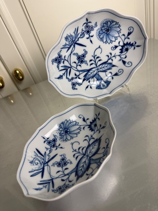 Original Meissen porcelain – 2 serving bowls in the onion pattern – first choice – unique condition