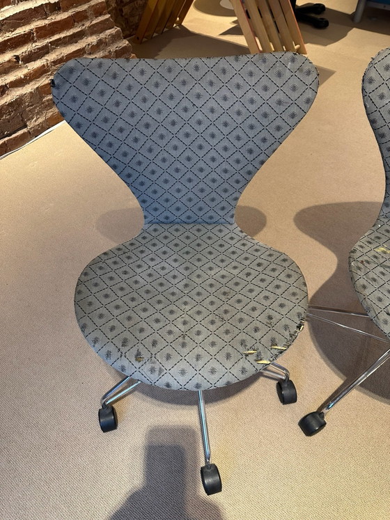 4 x Fritz Hansen Series 7 Chairs, Arne Jacobsen, Original Osborne & Little Fabric, Swivel chairs, Chrome (photo 12 of 15)